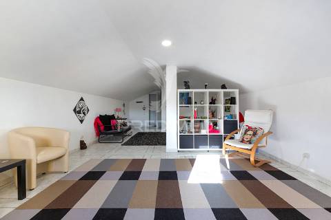 Moradia bifamiliar remodelada com jardim e piscina, loures