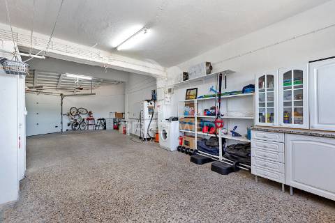 Moradia bifamiliar remodelada com jardim e piscina, loures