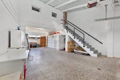 Moradia bifamiliar remodelada com jardim e piscina, loures