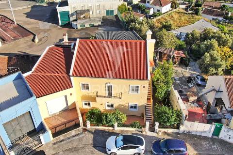 Moradia bifamiliar remodelada com jardim e piscina, loures