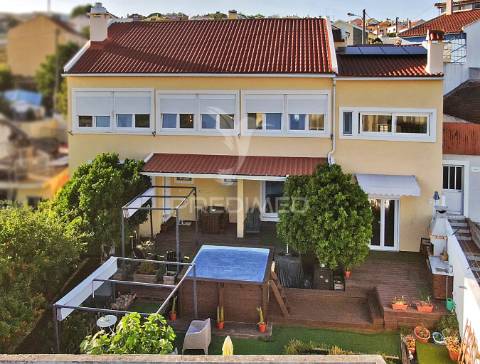 Moradia bifamiliar remodelada com jardim e piscina, loures