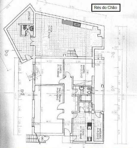 Moradia bifamiliar remodelada com jardim e piscina, loures