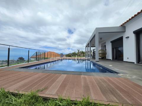 Moradia térrea t3 com piscina na ponta do sol