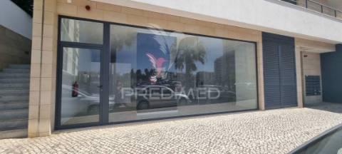 Loja na 2ª linha da praia da rocha, pronta a utilizar