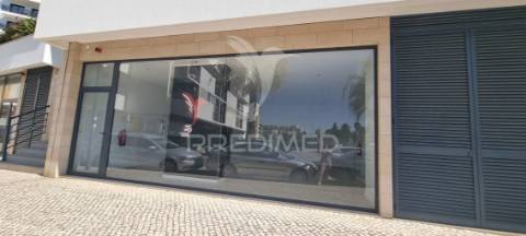 Loja na 2ª linha da praia da rocha, pronta a utilizar