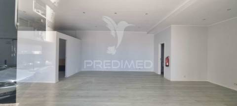 Loja na 2ª linha da praia da rocha, pronta a utilizar