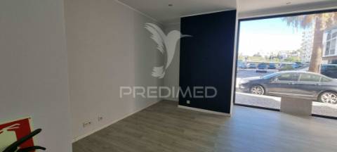 Loja na 2ª linha da praia da rocha, pronta a utilizar