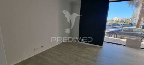 Loja na 2ª linha da praia da rocha, pronta a utilizar