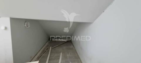 Loja na 2ª linha da praia da rocha, pronta a utilizar