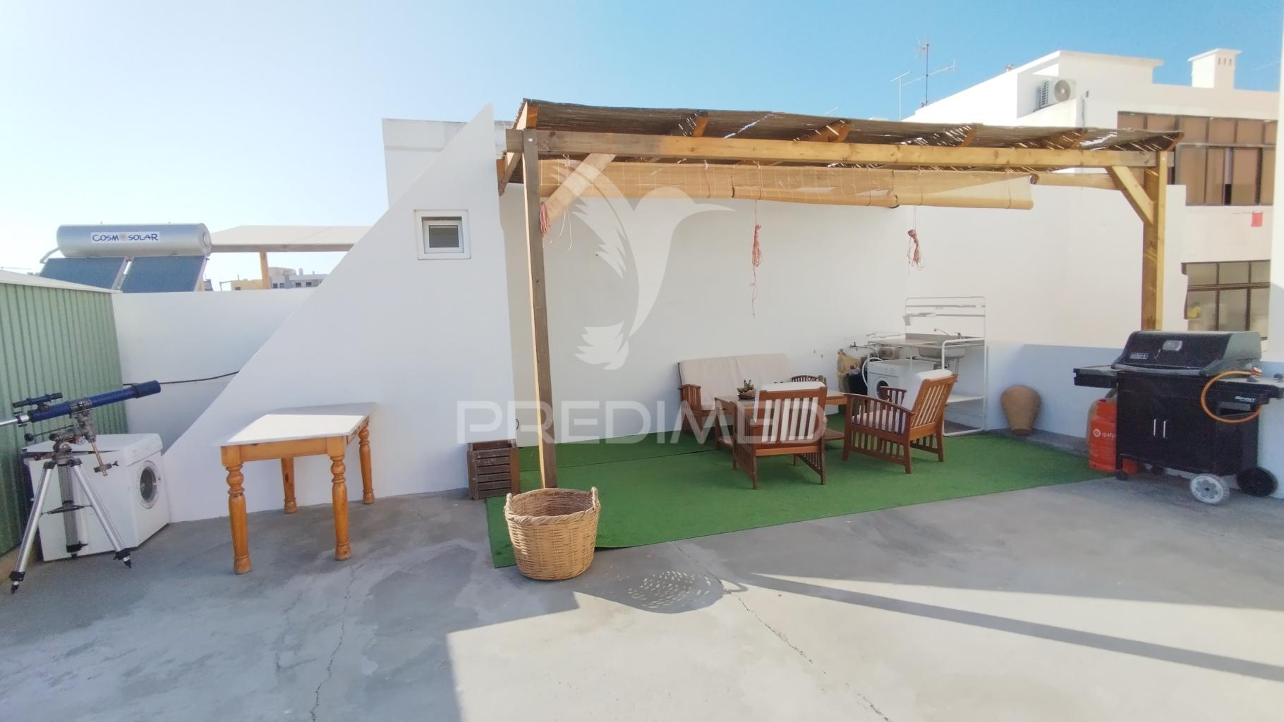 Moradia com 5 estudios quintal e terraço amplo centro olhao