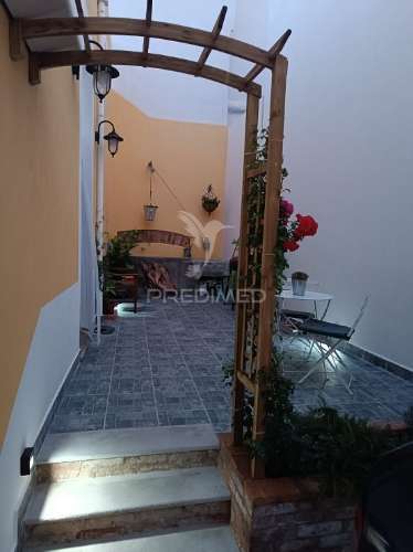 Moradia com 5 estudios quintal e terraço centro olhao