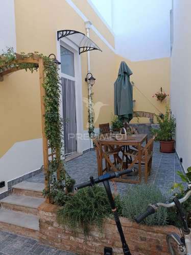 Moradia com 5 estudios quintal e terraço centro olhao