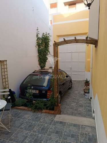 Moradia com 5 estudios quintal e terraço centro olhao