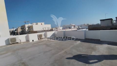 Moradia com 5 estudios quintal e terraço centro olhao