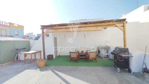 Moradia com 5 estudios quintal e terraço centro olhao