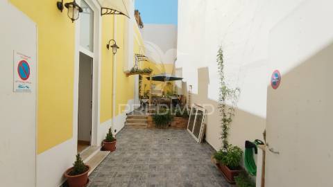 Moradia com 5 estudios quintal e terraço centro olhao