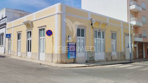 Moradia com 5 estudios quintal e terraço centro olhao