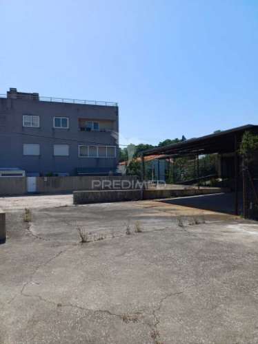 Armazem com loja no centro de s.joão da madeira