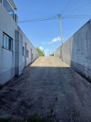 Armazem com loja no centro de s.joão da madeira