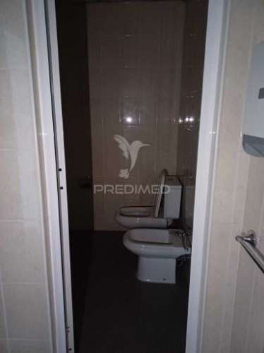 Armazem com loja no centro de s.joão da madeira