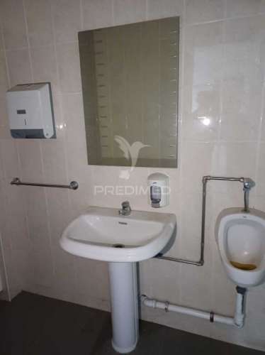 Armazem com loja no centro de s.joão da madeira