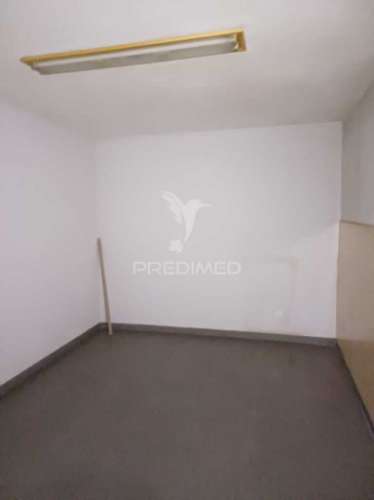 Armazem com loja no centro de s.joão da madeira