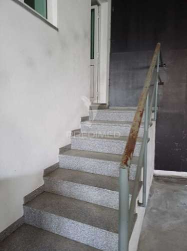 Armazem com loja no centro de s.joão da madeira