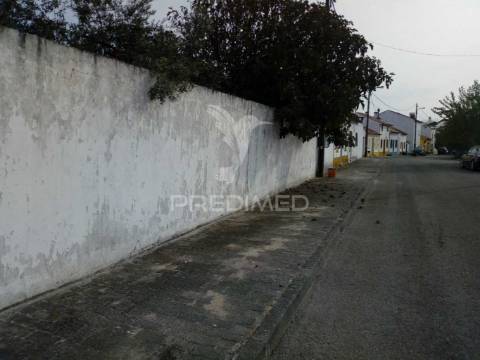 Moradias bi-familiar com terreno