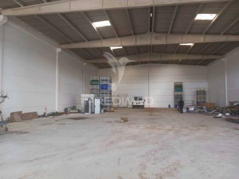 Armazém com 800 m2 ,palmela.