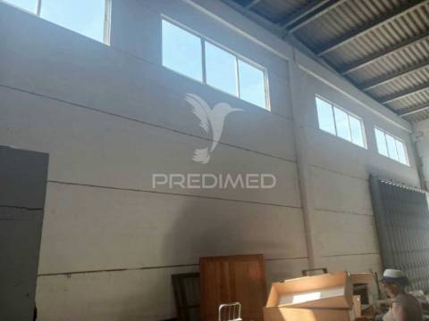 Armazém com 800 m2 ,palmela.