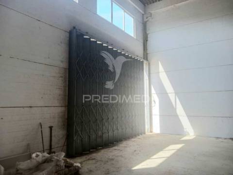 Armazém com 800 m2 ,palmela.