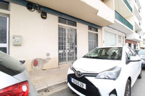 Loja no centro de loulé com dois pisos e potencial habitacional