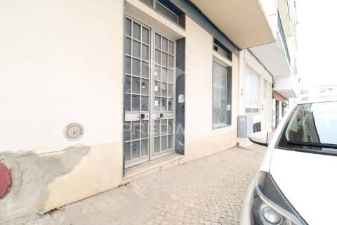 Loja no centro de loulé com dois pisos e potencial habitacional