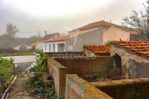 Moradia t2, santo antão, em fase de reconstrução