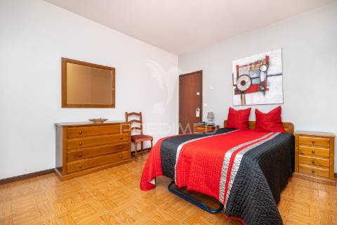 Moradia t7 com 3 negócios – póvoa de lanhoso