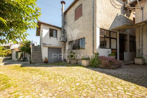 Moradia t7 com 3 negócios – póvoa de lanhoso