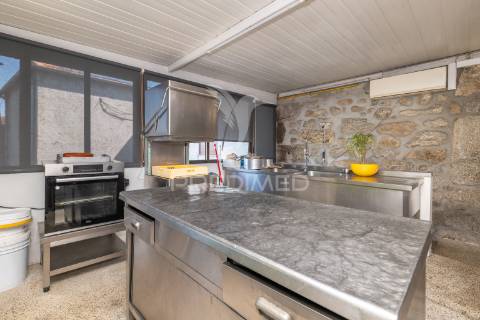 Moradia t7 com 3 negócios – póvoa de lanhoso