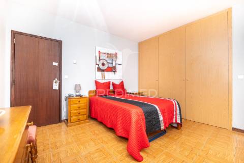 Moradia t7 com 3 negócios – póvoa de lanhoso