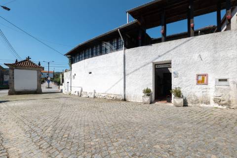 Moradia t7 com 3 negócios – póvoa de lanhoso