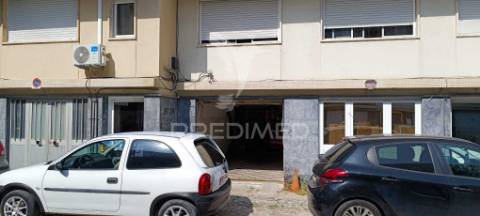 Garagem à venda no centro do laranjeiro na praceta dos álamos - 52.500 €