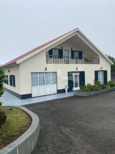 Moradia t3 de dois pisos com jardim paisagístico urzelina, ilha de são jorge