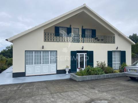 Moradia t3 de dois pisos com jardim paisagístico urzelina, ilha de são jorge