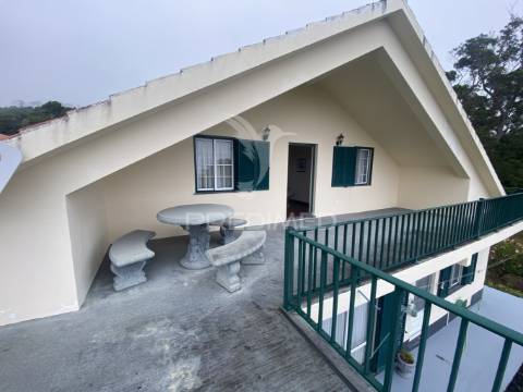 Moradia t3 de dois pisos com jardim paisagístico urzelina, ilha de são jorge