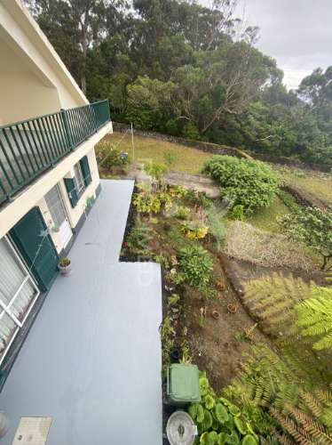 Moradia t3 de dois pisos com jardim paisagístico urzelina, ilha de são jorge