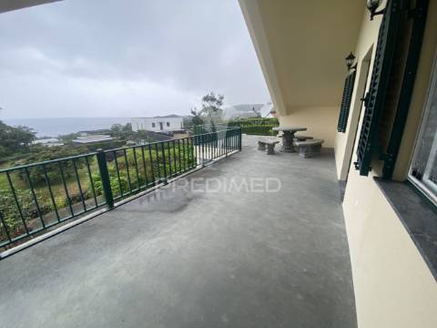 Moradia t3 de dois pisos com jardim paisagístico urzelina, ilha de são jorge