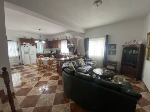 Moradia t3 de dois pisos com jardim paisagístico urzelina, ilha de são jorge