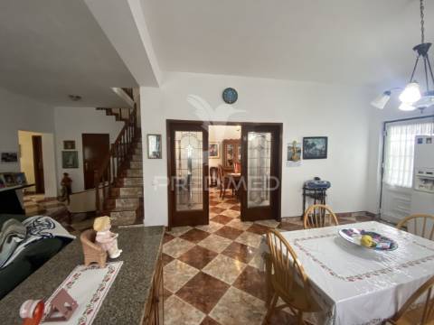 Moradia t3 de dois pisos com jardim paisagístico urzelina, ilha de são jorge