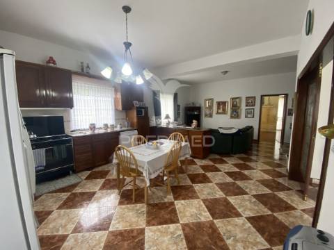 Moradia t3 de dois pisos com jardim paisagístico urzelina, ilha de são jorge