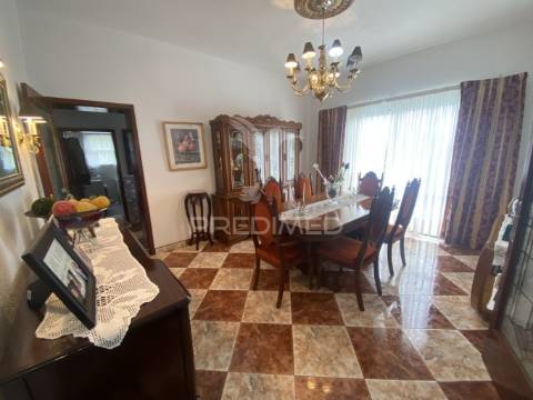 Moradia t3 de dois pisos com jardim paisagístico urzelina, ilha de são jorge