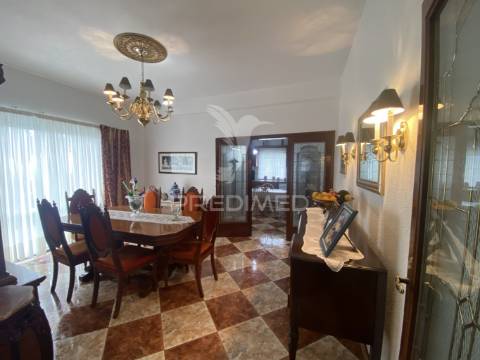 Moradia t3 de dois pisos com jardim paisagístico urzelina, ilha de são jorge